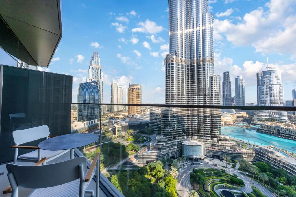 迪拜FAM Living - Burj Khalifa Bliss: Address Opera Modern 2BR的从摩天大楼的阳台上可欣赏到城市美景