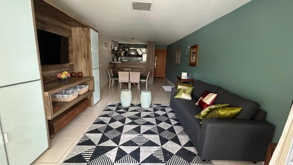 北皮兰吉Apartamento Imperial Porto Brasil的带沙发和地毯的客厅