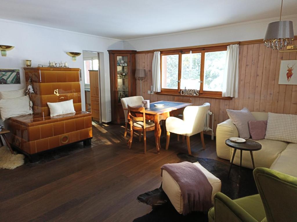 达沃斯Chalet M的客厅配有沙发和桌子