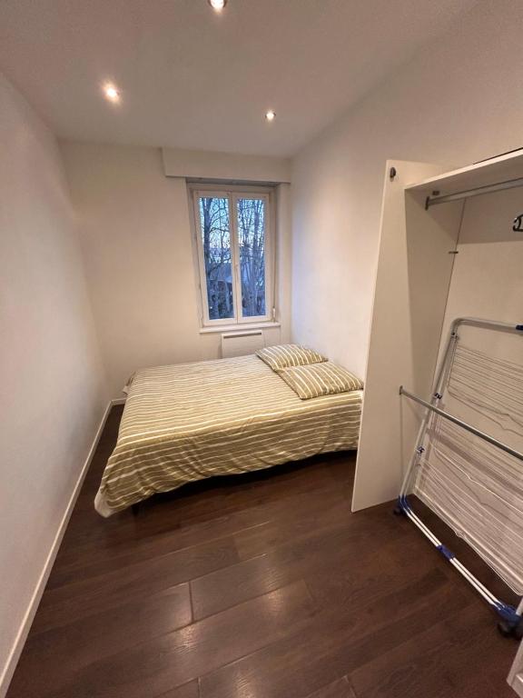 米卢斯# Le 11 # Joli F2 rénové, centre的一间卧室设有一张床和一个窗口