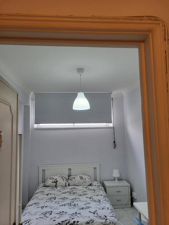 奥迪韦拉什K House的白色卧室设有一张带窗户的床