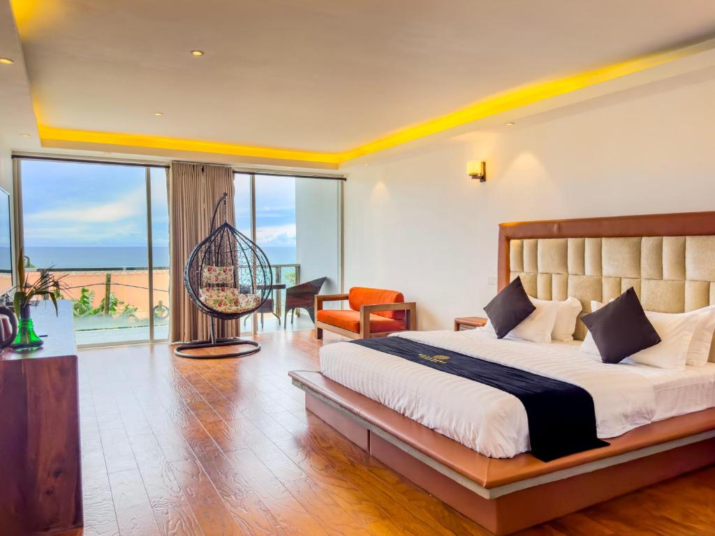 平谷Mazarine Surf Suites Hiriketiya的一间带大床的卧室和一个阳台