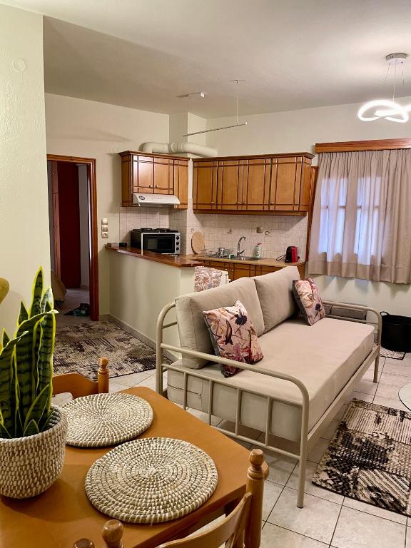 阿拉霍瓦Διαμέρισμα center的客厅配有沙发和桌子