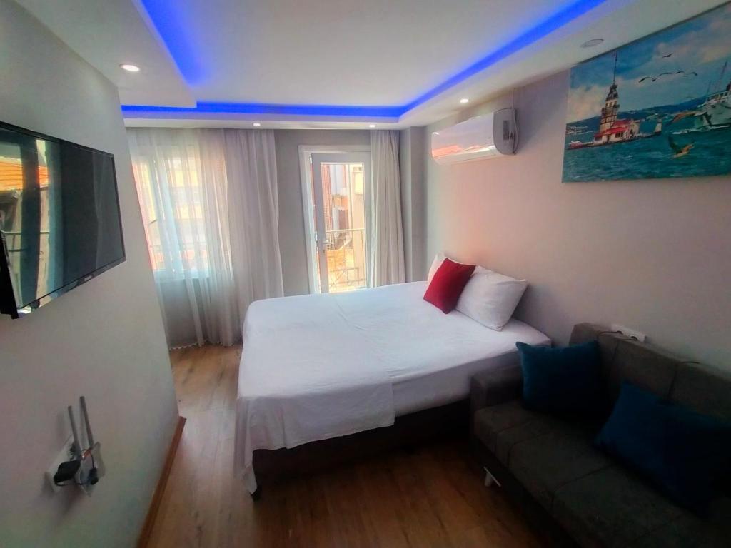 伊斯坦布尔BlueRoyal Grand Bazaar的一间带床和沙发的小卧室