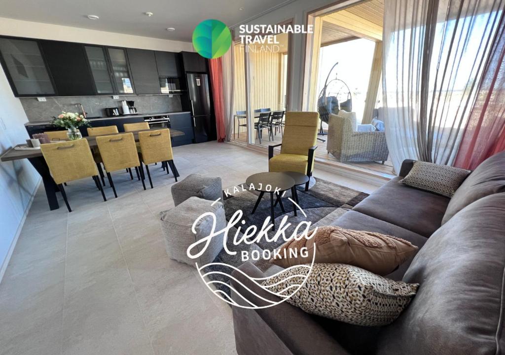 卡拉约基Villa Resort Apartments by Hiekka Booking的一间带棕色沙发的客厅和厨房借用服务