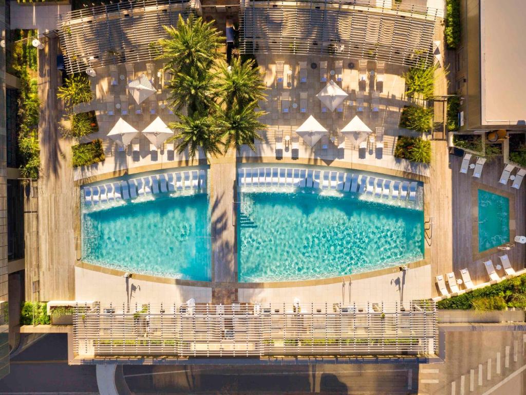 奥斯汀奥斯丁费尔蒙酒店的享有带游泳池的大楼的顶部景致