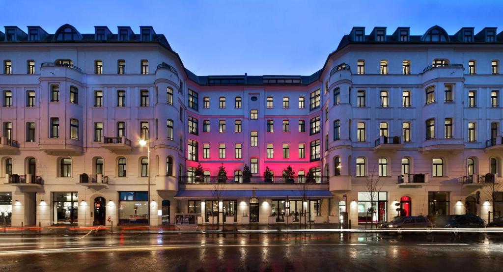 柏林柏林-米特鲁卡斯11号酒店的一座拥有许多窗户的大型建筑