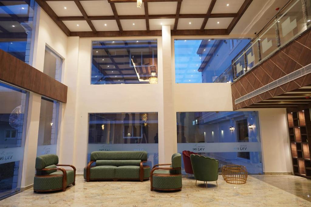 阿鲁法HOTEL VKJ INN Aluva的大楼内一个带沙发和椅子的大堂