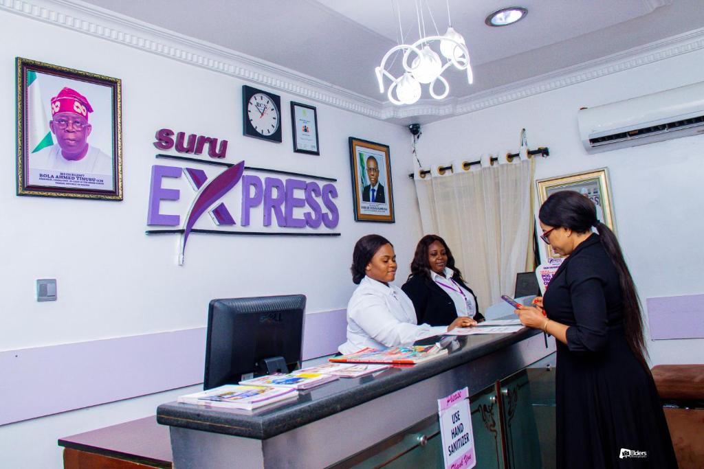 Suru Express Hotel大厅或接待区
