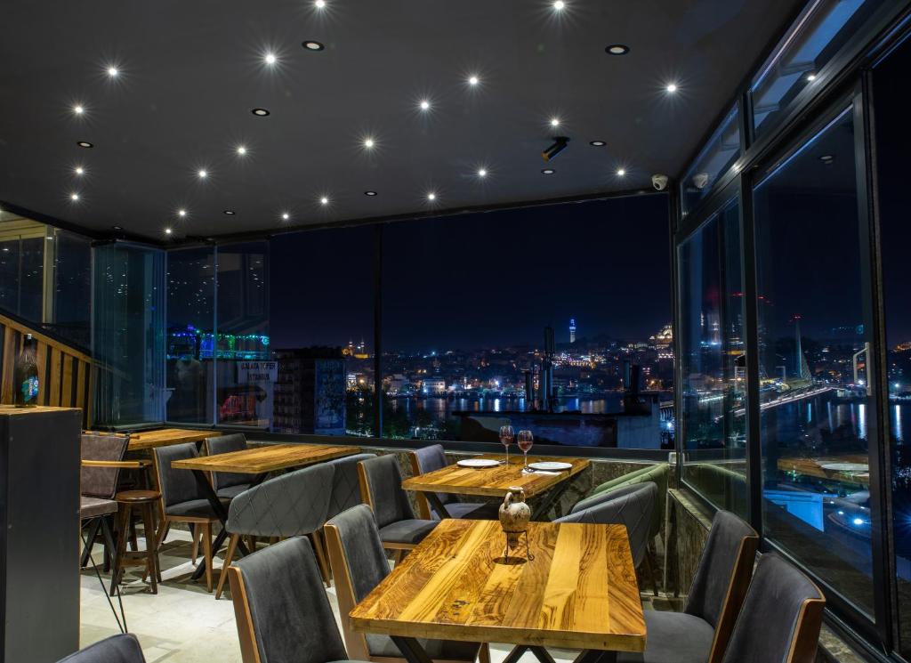 伊斯坦布尔GALATAGREENAPPLEHOTEL的一间带桌椅的市景餐厅