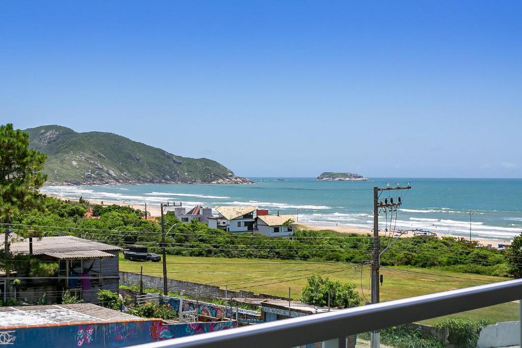 弗洛里亚诺波利斯Churrasqueira com Vista para o Mar #CSA02的阳台享有海滩和大海的景致。