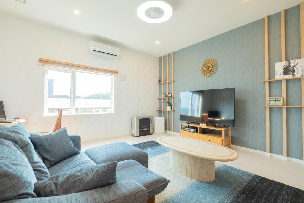 富良野furano ski rabi的带沙发和电视的客厅