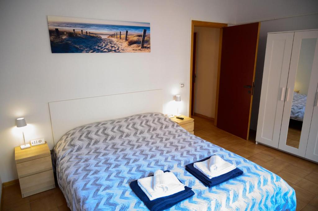安科纳Appartamento Cialdini Centro Ancona的一间卧室配有一张床,上面有两条毛巾