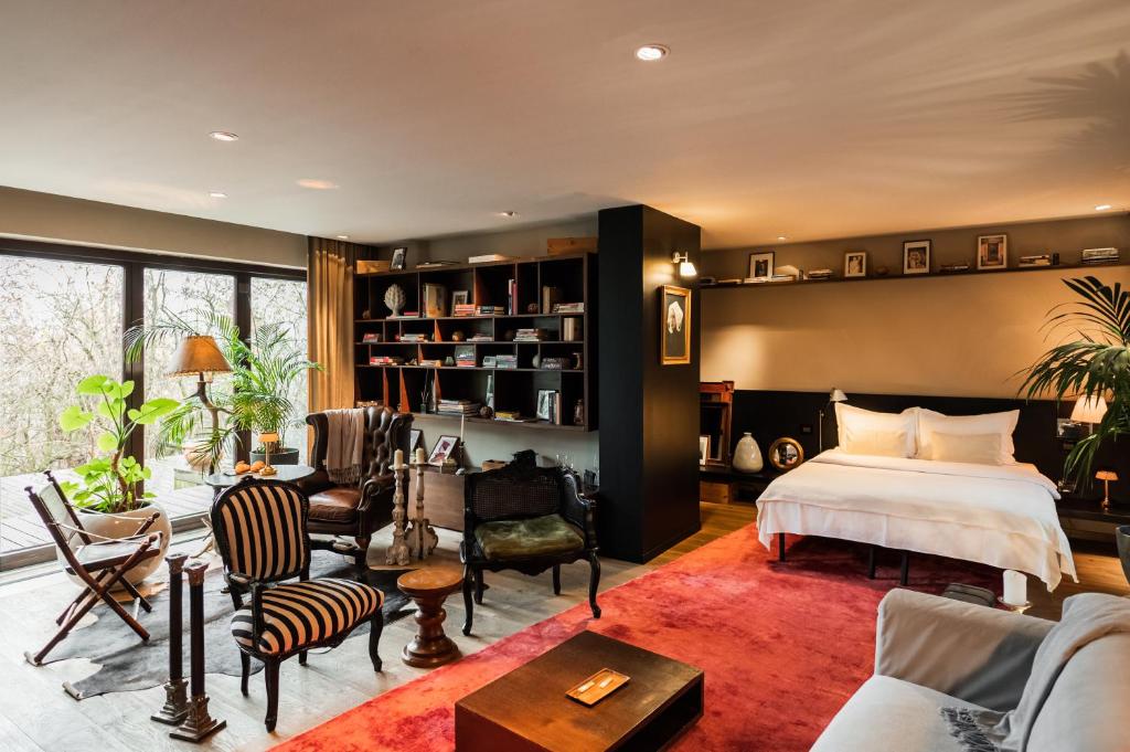 布拉索夫Le Petit Chalet的一间卧室设有一张床和一间客厅。