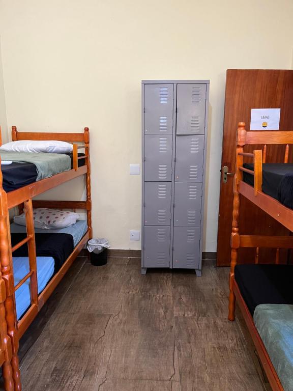 里约热内卢Rio Hostel 40 Graus的客房设有两张双层床和储物柜。