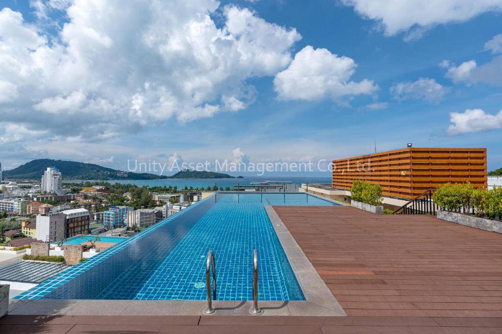 芭东海滩The Unity and The Bliss Patong Residence的建筑物屋顶上的游泳池