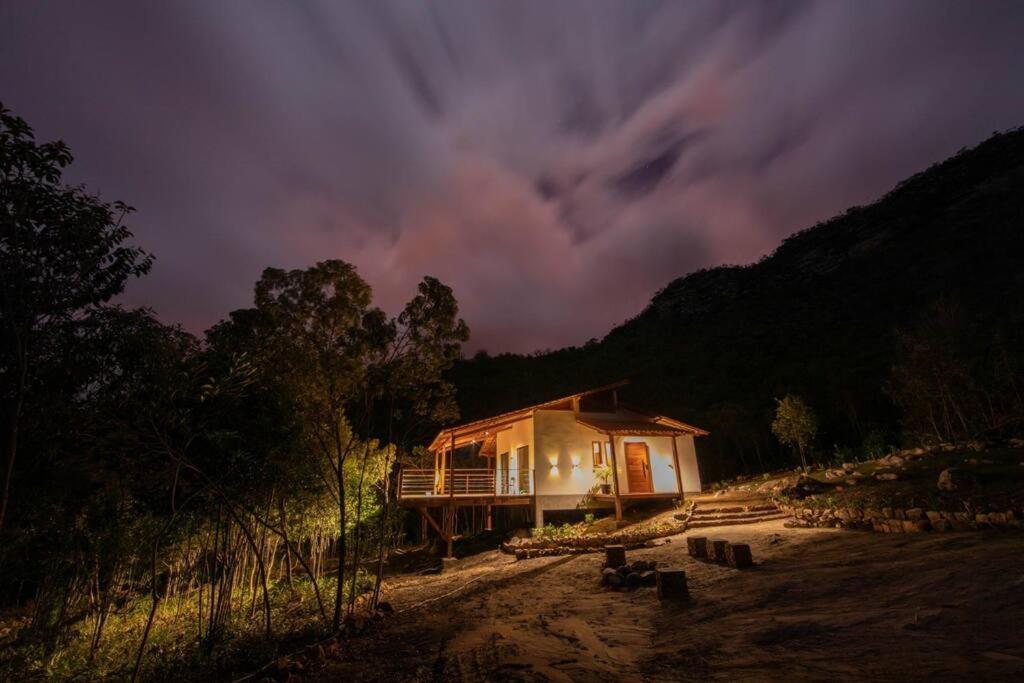 伊比科阿拉Lodge Bella Vista do Canoão的夜晚在田野中间的小房子