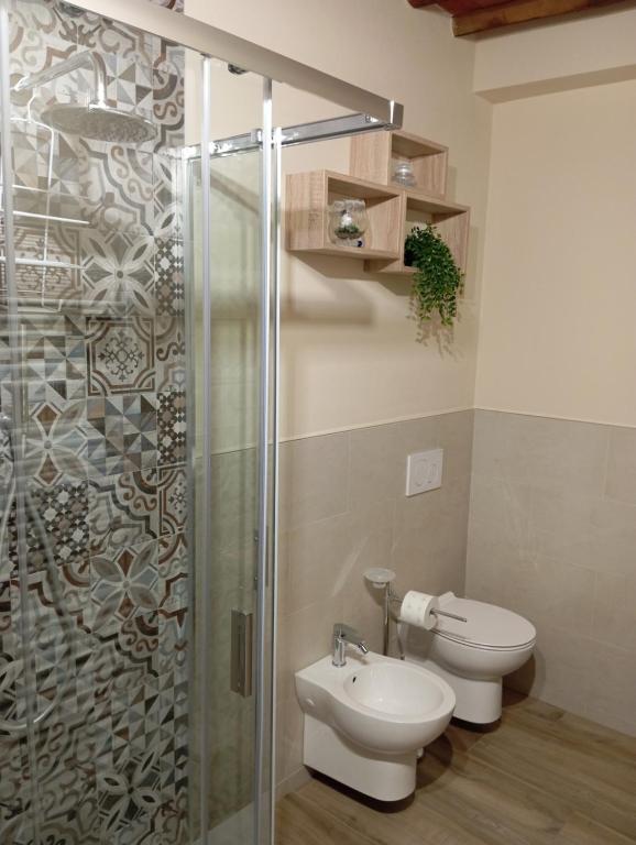 卢卡Monolocale Lucca PellegriniLittleHouse的一间带卫生间和玻璃淋浴间的浴室