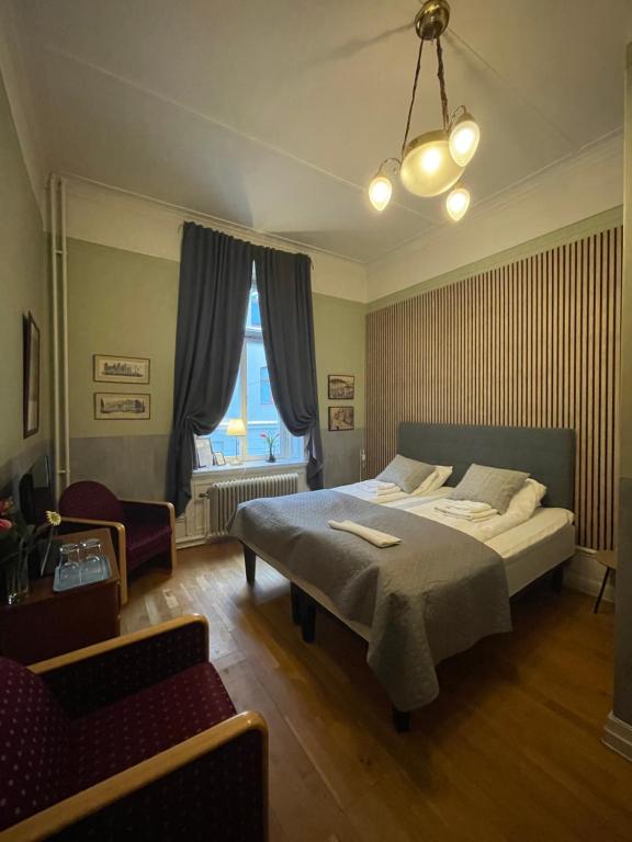 松兹瓦尔丽拉红特伦特酒店的一间卧室配有一张床、一张沙发和一把椅子