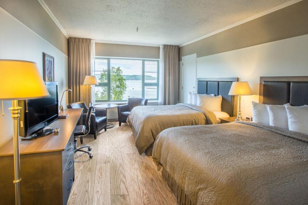 贝科莫曼诺拜康酒店的酒店客房设有两张床和一张书桌及电视