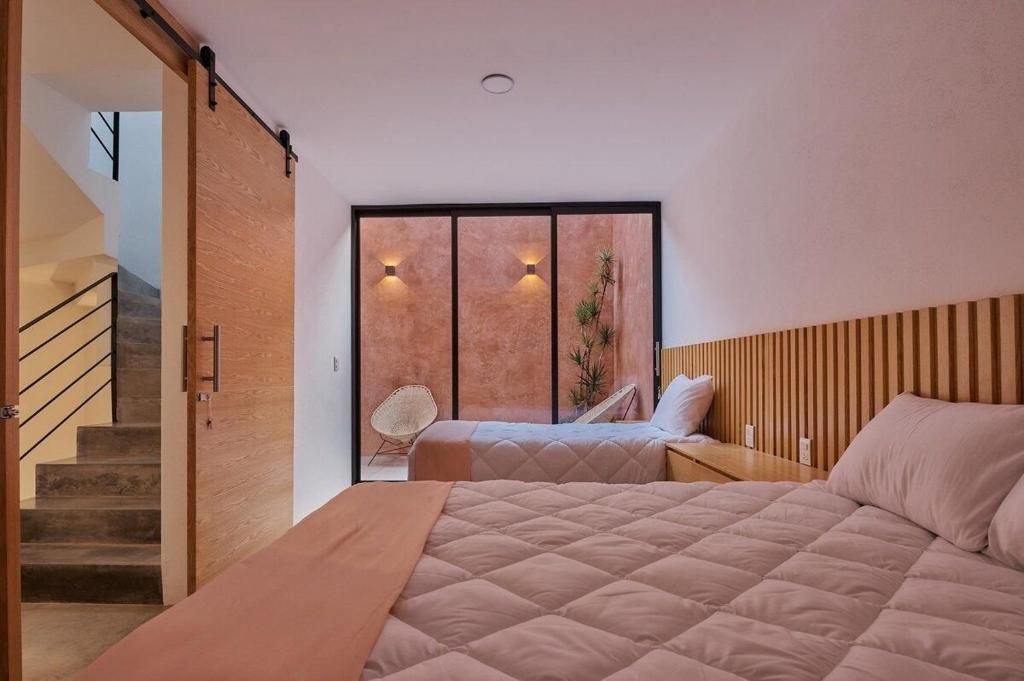 瓦哈卡市Hermosa casa ubicada en Oaxaca的一间卧室设有一张大床和一个大窗户