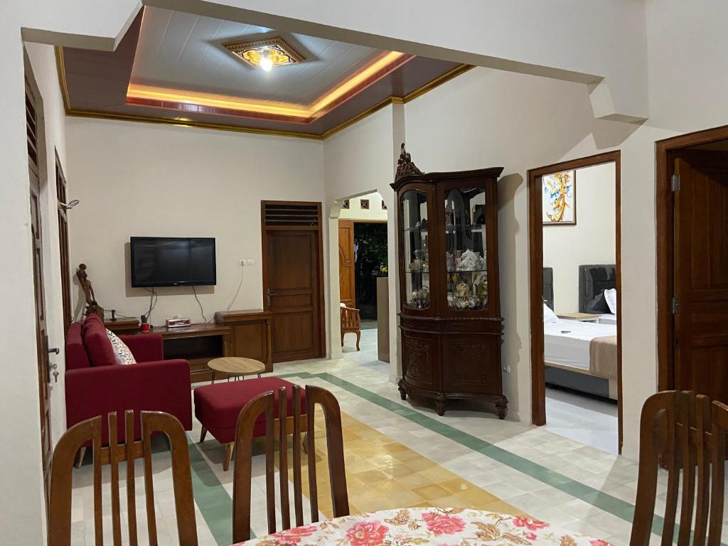 KalasanNawasena Guesthouse Jogja的带沙发和电视的客厅