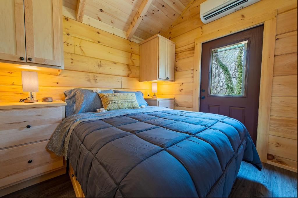 查塔努加Jake Cabin Luxury Hot Tub Cabin Near Downtown的小木屋内一间卧室,配有一张床