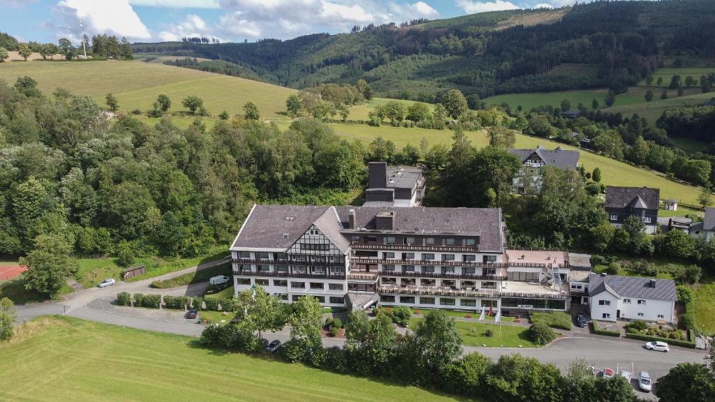 施马伦贝格苏尔地阿尔平酒店的享有高山上一座大建筑的空中景致