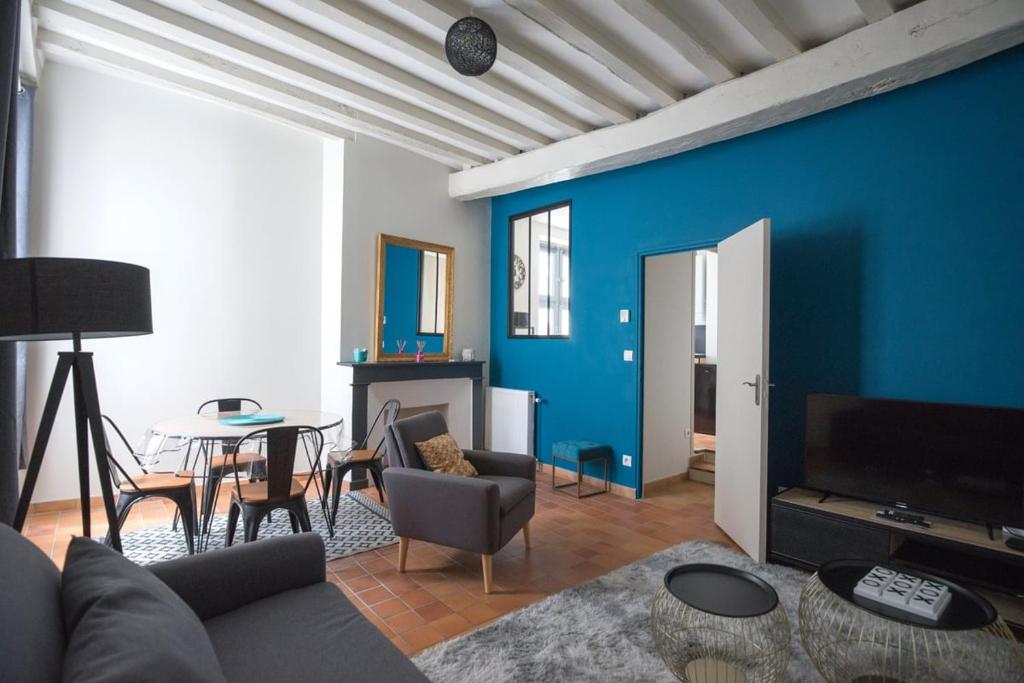 洛什Magnifique appartement hyper centre de Loches的客厅配有沙发和桌子