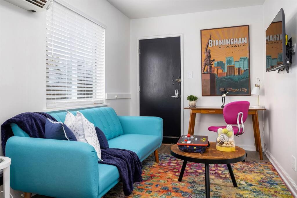 伯明翰Vulcan’s Hideout / Colorful C2的客厅配有蓝色的沙发和桌子