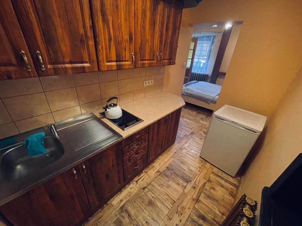 考斯赛力克威拉玛丽亚别墅酒店的厨房享有高空的景致,配有水槽和冰箱。