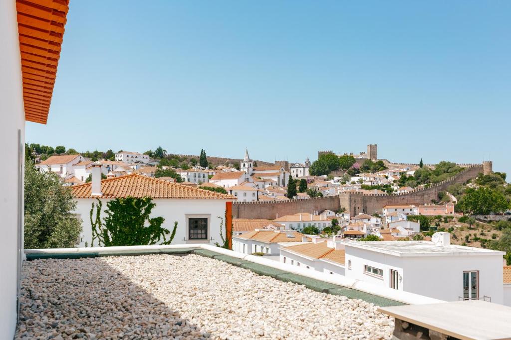 奥比多斯Retiro do Castelo的从房子的屋顶上可欣赏到城市美景