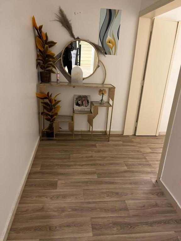 哈伊勒حائل النقره的走廊铺有木地板,配有镜子