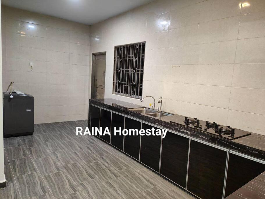 巴西古当three bedroom tarraced house - RainaHomestay Pasir Gudang的一间带水槽和台面的浴室