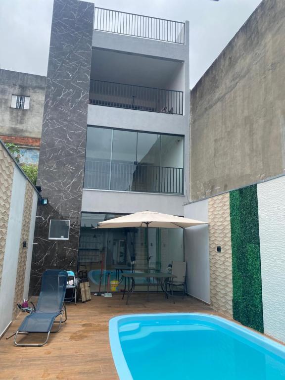 瓜鲁柳斯Casa premium two brothers的大楼前带游泳池的房子