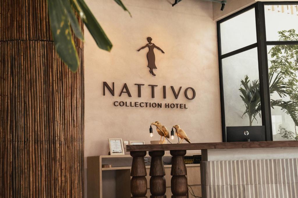 圣安德烈斯Nattivo Collection Hotel的纳蒂沃收藏酒店墙上的标志
