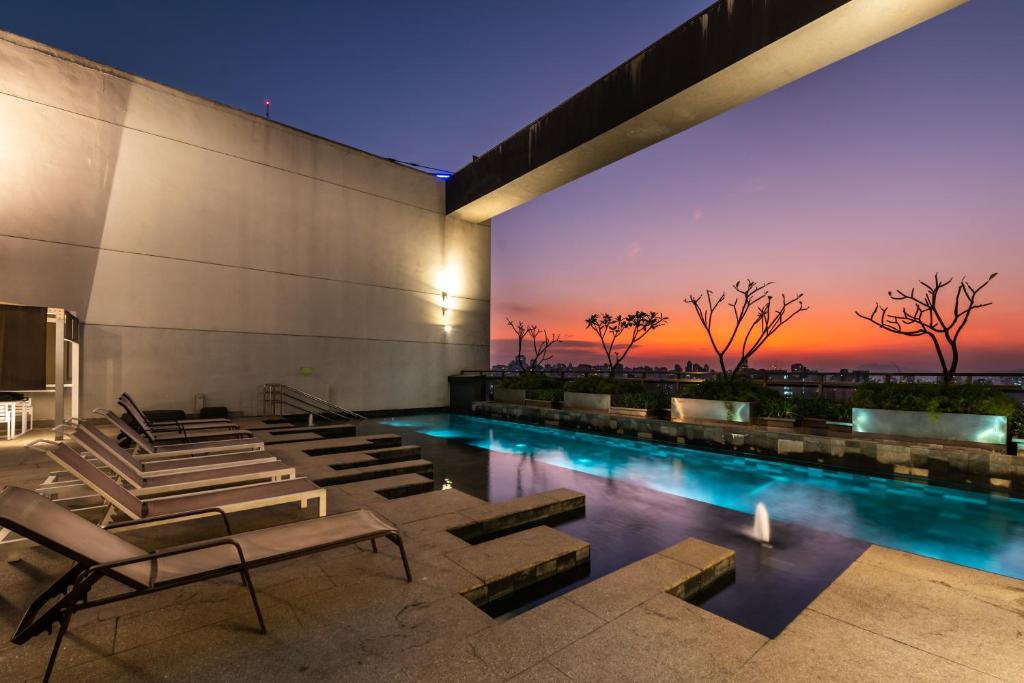 圣保罗Rosemari's Apartments Republica的一座带游泳池的建筑,享有日落美景