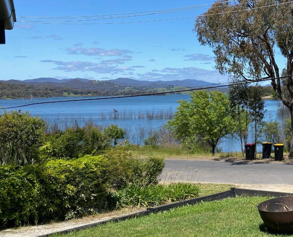 Goughs BayRelax in the spa with views opposite Lake Eildon的享有远处的湖泊和山脉美景。