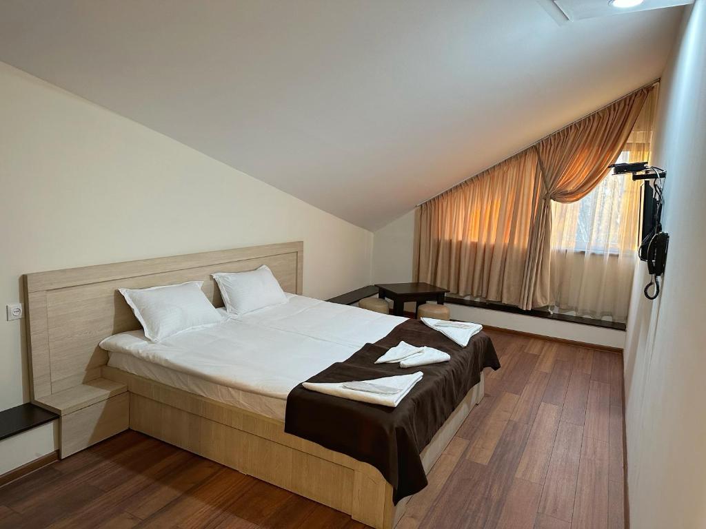 第比利斯Hotel Imperial的一间卧室设有一张床和一个大窗户