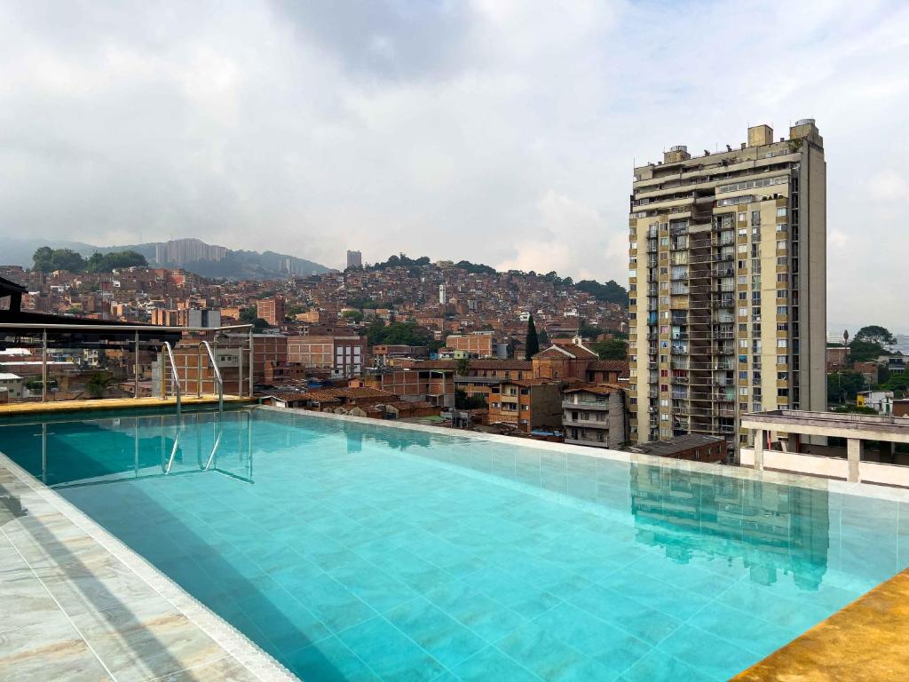 麦德林Apartahotel Medellin的大楼顶部的大型游泳池