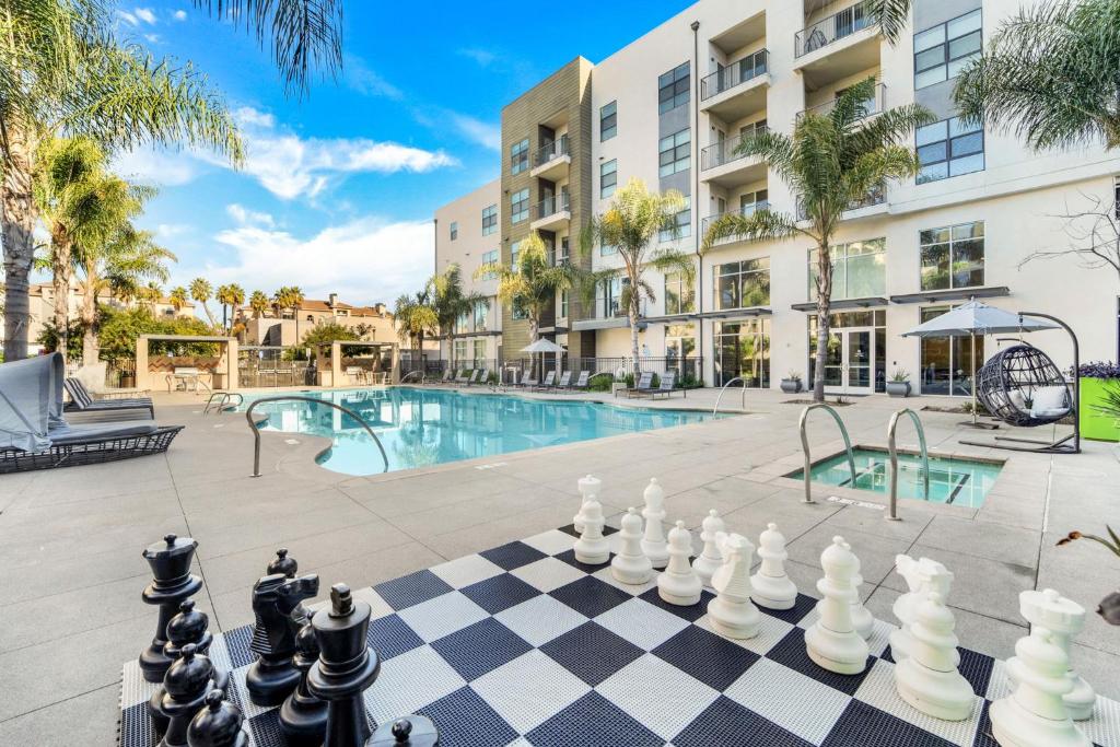 圣地亚哥Pineapple Haven的一个带游泳池的庭院里的国际象棋棋盘