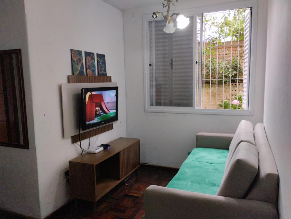 佩洛塔斯Apartamento 2 quartos的带沙发和电视的客厅