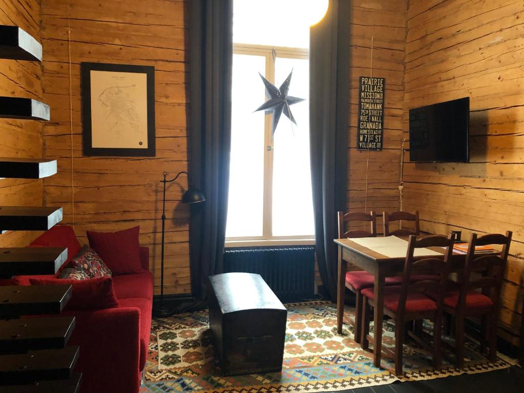 波尔沃Stationmaster's studio的客厅配有红色的沙发和桌子