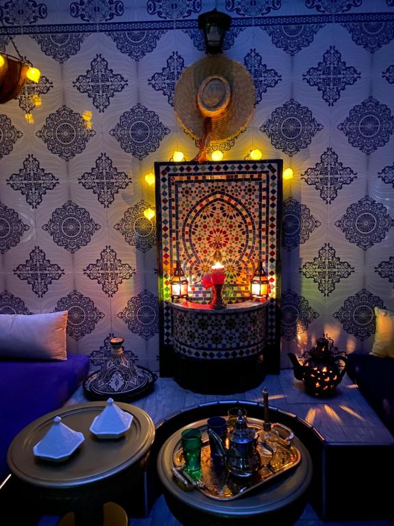 拉巴特Dar El Yacout的一间设有一张桌子、蜡烛和墙壁的房间