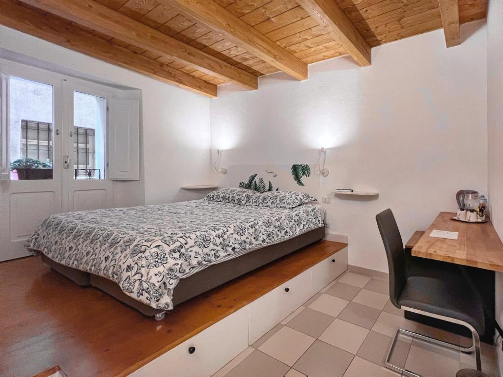 卡利亚里Al Duomo di Cagliari的一间卧室配有一张床和一张书桌