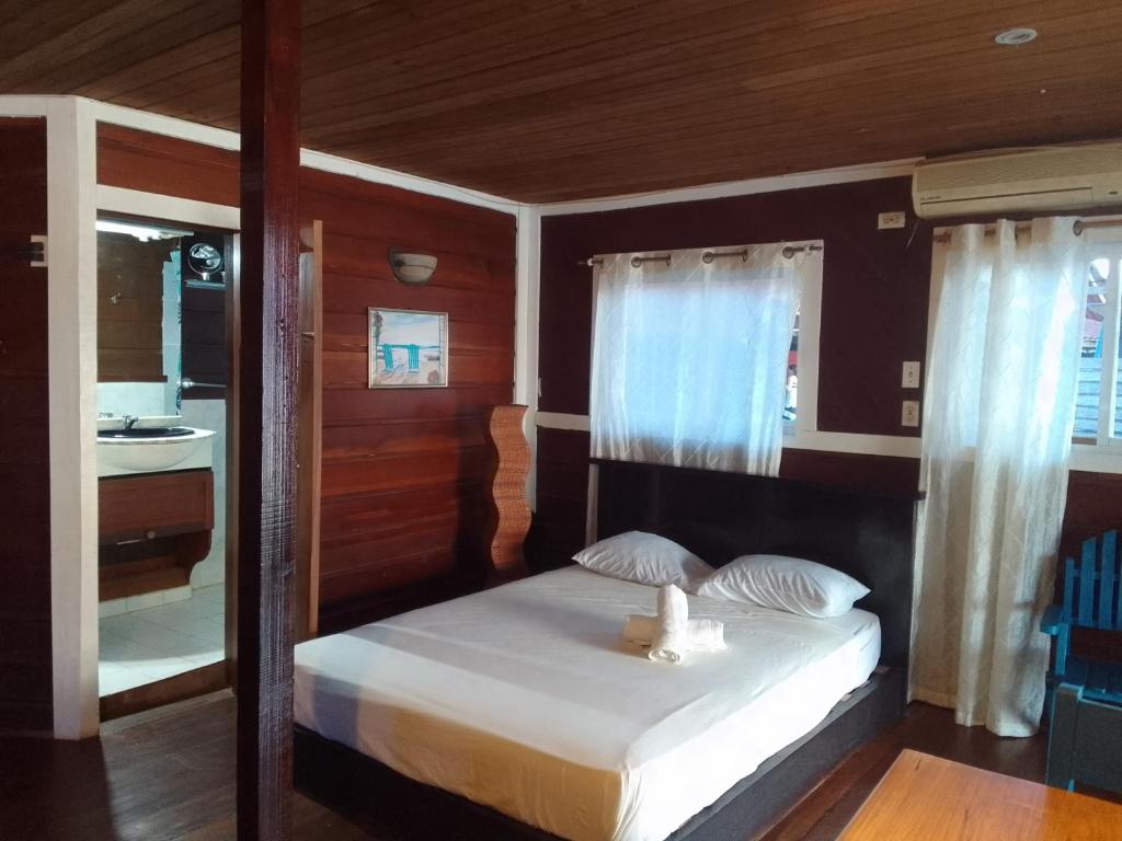 博卡斯德尔托罗Casa elba sobre el mar的一间卧室配有带白色床单和枕头的床。