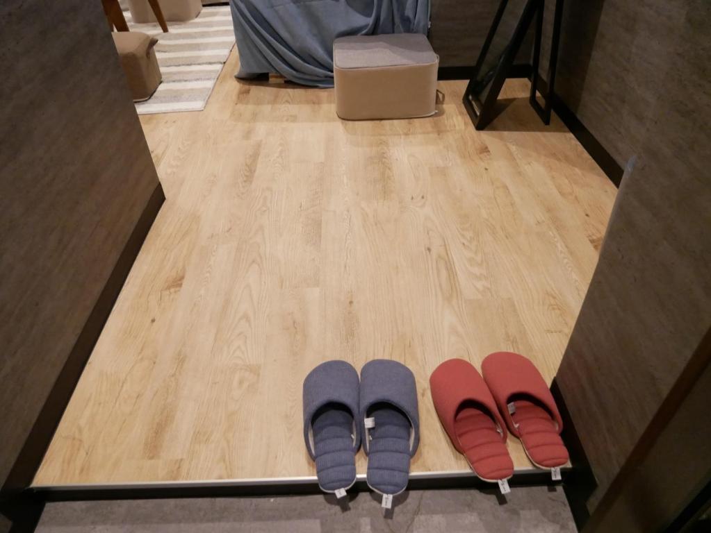 奄美HOOD - Vacation STAY 46032v的房间里的架子上两双鞋