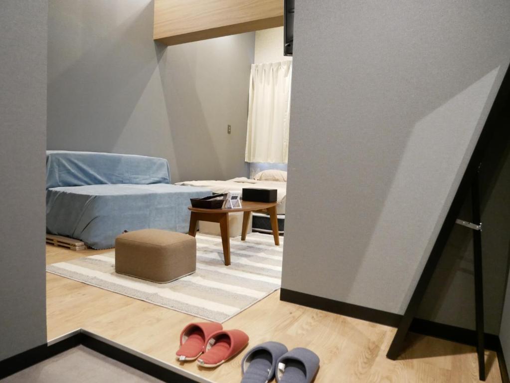 奄美HOOD - Vacation STAY 46324v的一间房间,配有一张床和两双鞋