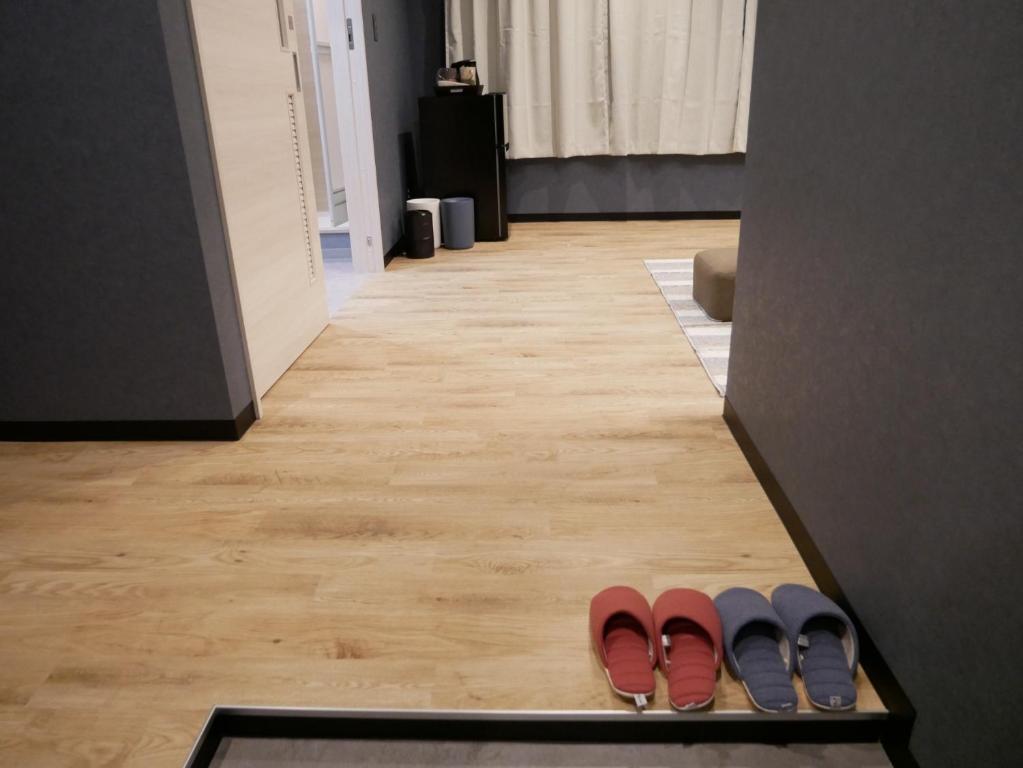 奄美HOOD - Vacation STAY 46328v的两双鞋坐在走廊的架子上