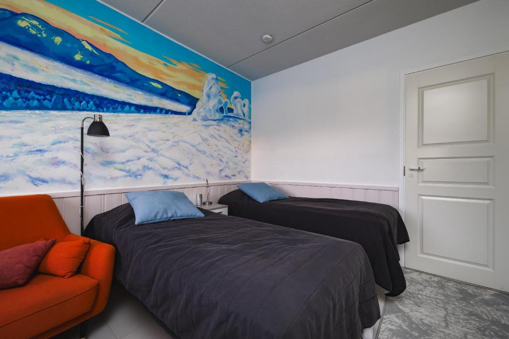 基蒂莱Pikkuriikkinen yksiö kaikilla herkuilla Levin keskustassa的一间卧室设有两张床,墙上挂着一幅画